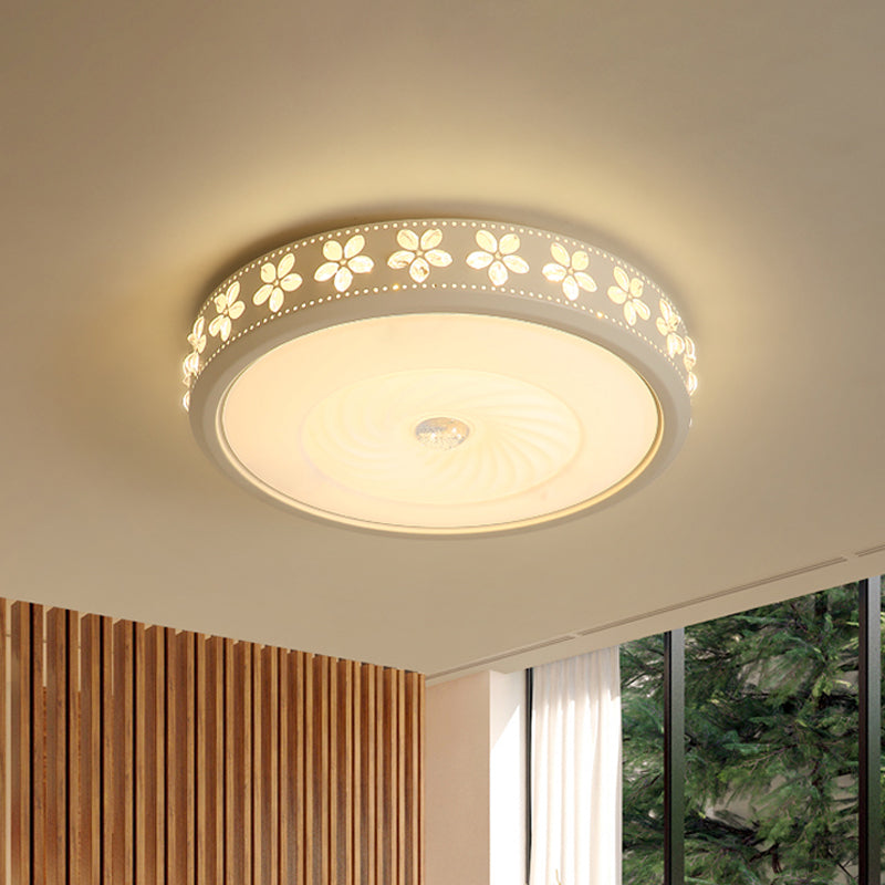 White Circle Flush Mounted Lamp Minimalist Iron Living Room LED Ceiling Light Fixture with Flower Edge, 16.5"/24.5" Dia White 20.5" Clearhalo 'Ceiling Lights' 'Close To Ceiling Lights' 'Close to ceiling' 'Flush mount' Lighting' 1451463