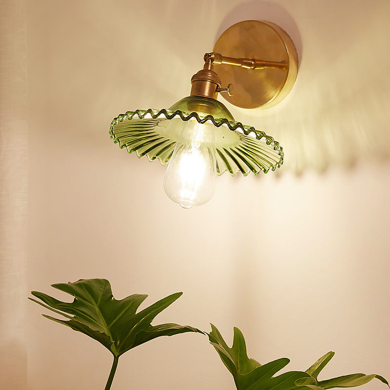 Industrial Scalloped Wall Lighting Fixture 1 Bulb Green Glass Sconce Light in Brass Green Clearhalo 'Cast Iron' 'Glass' 'Industrial wall lights' 'Industrial' 'Middle century wall lights' 'Modern' 'Tiffany' 'Traditional wall lights' 'Wall Lamps & Sconces' 'Wall Lights' Lighting' 147178
