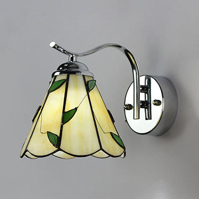 Scalloped Edged Wall Lamp Country Stained Glass 1 Light Wall Mount Fixture in White/Beige for Bedside Clearhalo 'Industrial' 'Middle century wall lights' 'Tiffany wall lights' 'Tiffany' 'Wall Lamps & Sconces' 'Wall Lights' Lighting' 25081