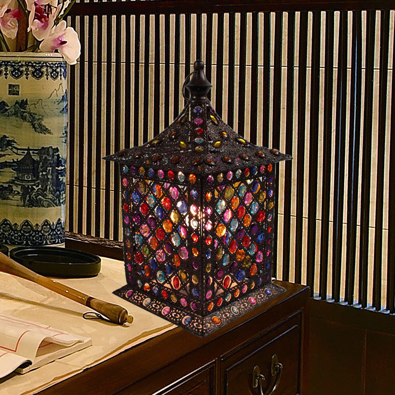 1 Head Metal Night Lighting Decorative Black/Red/Green Lantern Living Room Nightstand Light Clearhalo 'Lamps' 'Table Lamps' Lighting' 393208